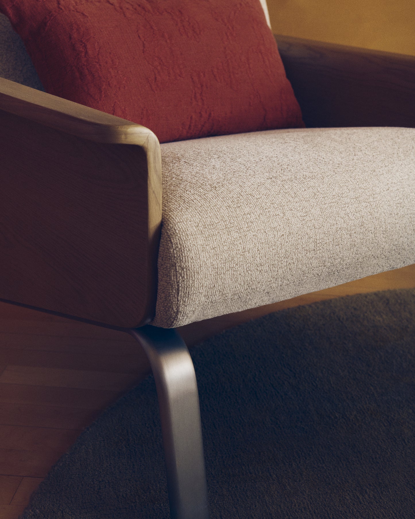 Poltrona Amsen beige in compensato di rovere e gambe in acciaio inox spazzolato