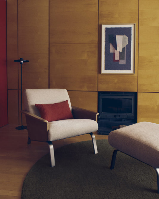 Poltrona Amsen beige in compensato di rovere e gambe in acciaio inox spazzolato