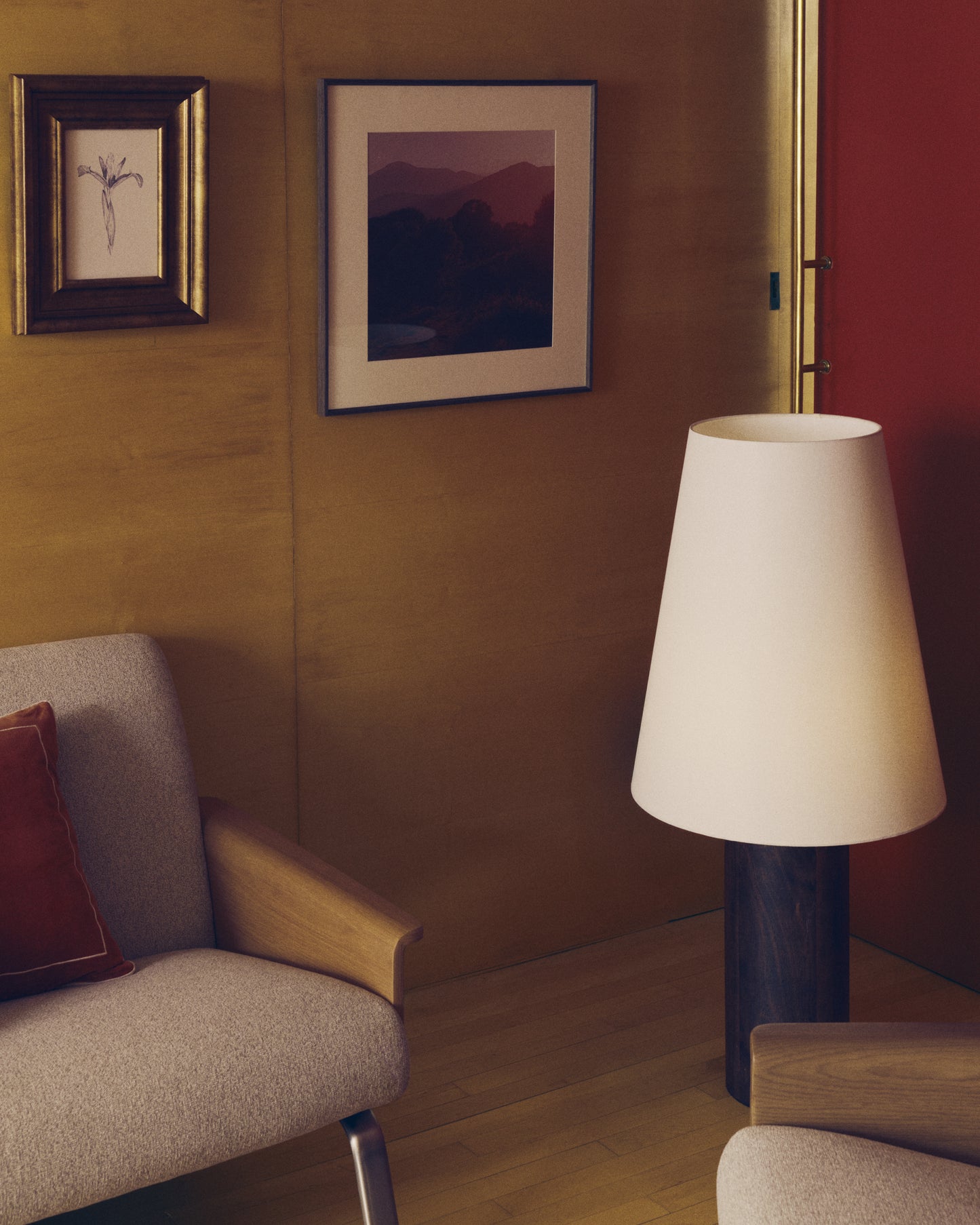 Piantana Marga in legno massiccio di caucciù con finitura scura