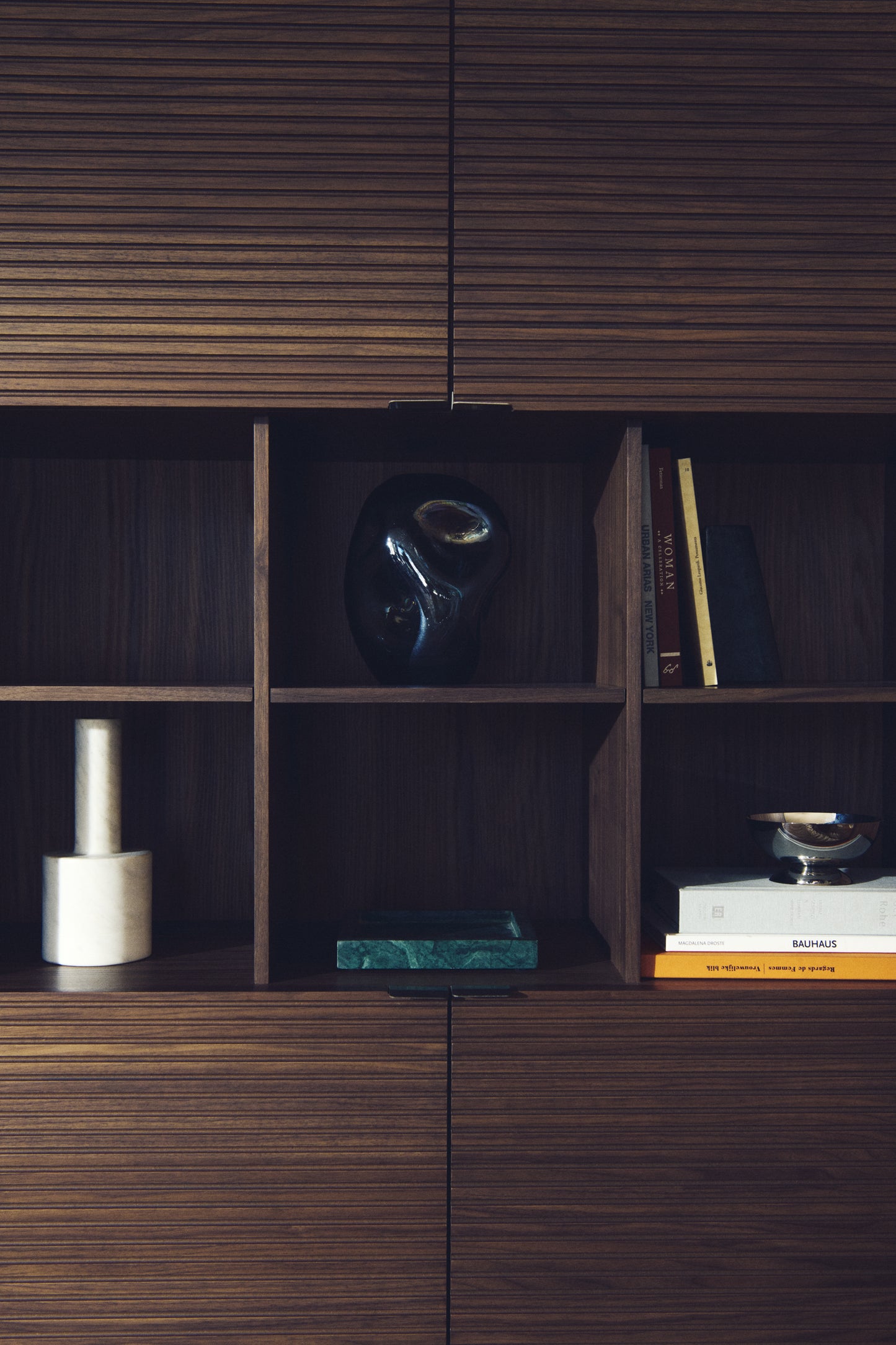 Credenza alta Norlen 4 ante in impiallacciato di noce 100 x 163 cm