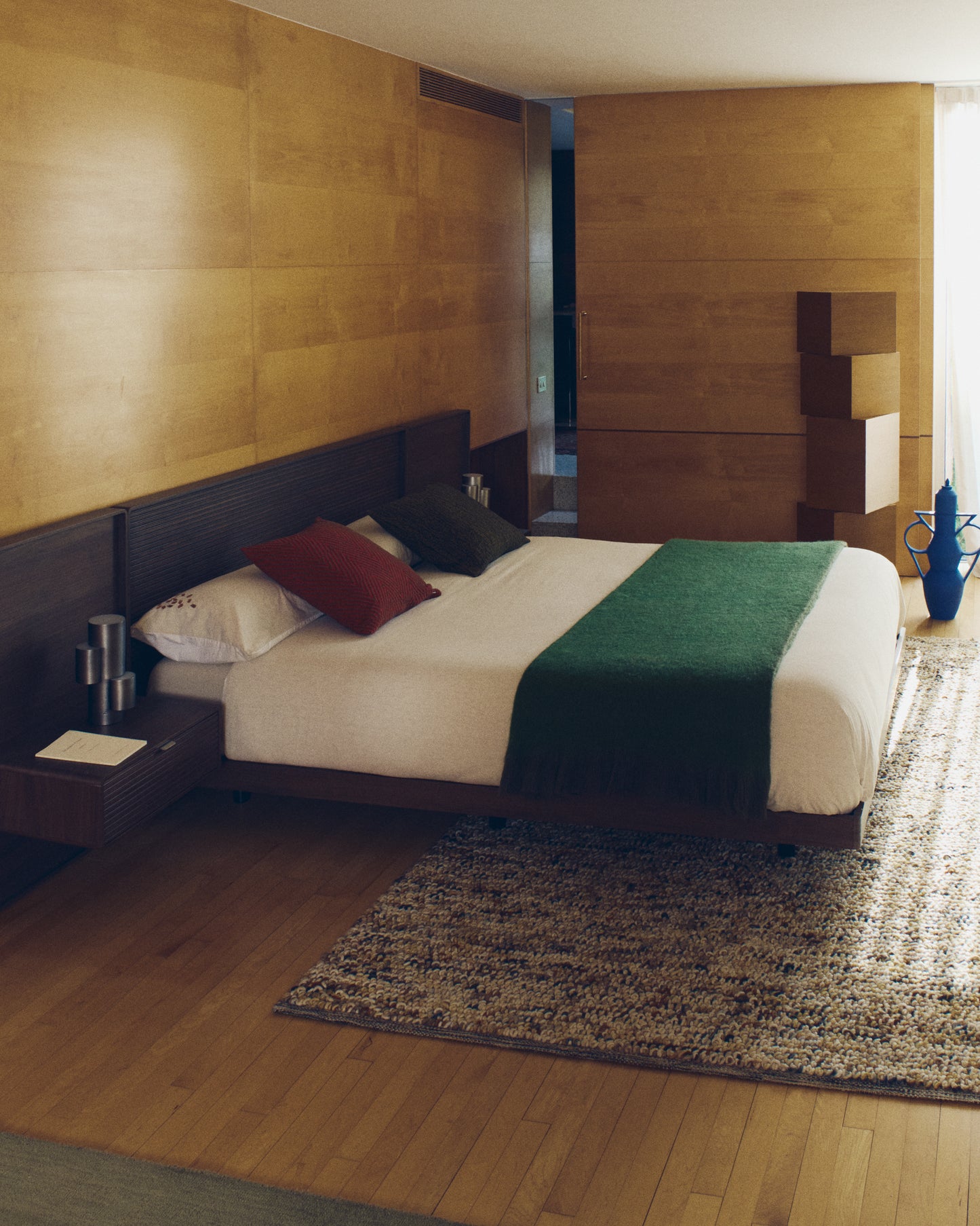 Letto Norlen con 2 comodini in impiallacciatura di noce con finitura scura e luce LED per materasso 160 x 200 cm