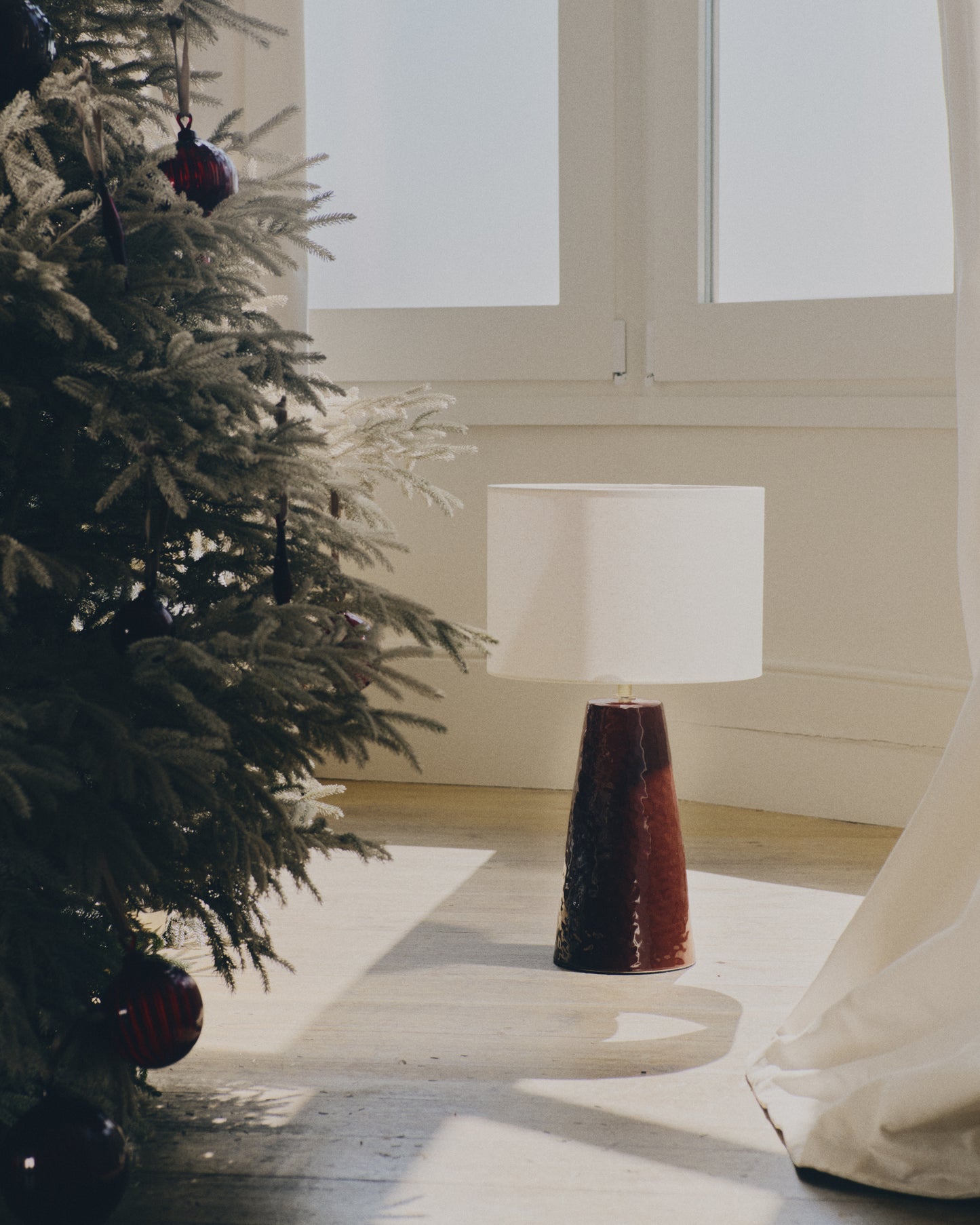 Lampada da tavolo Drava in ceramica bordeaux con paralume in cotone
