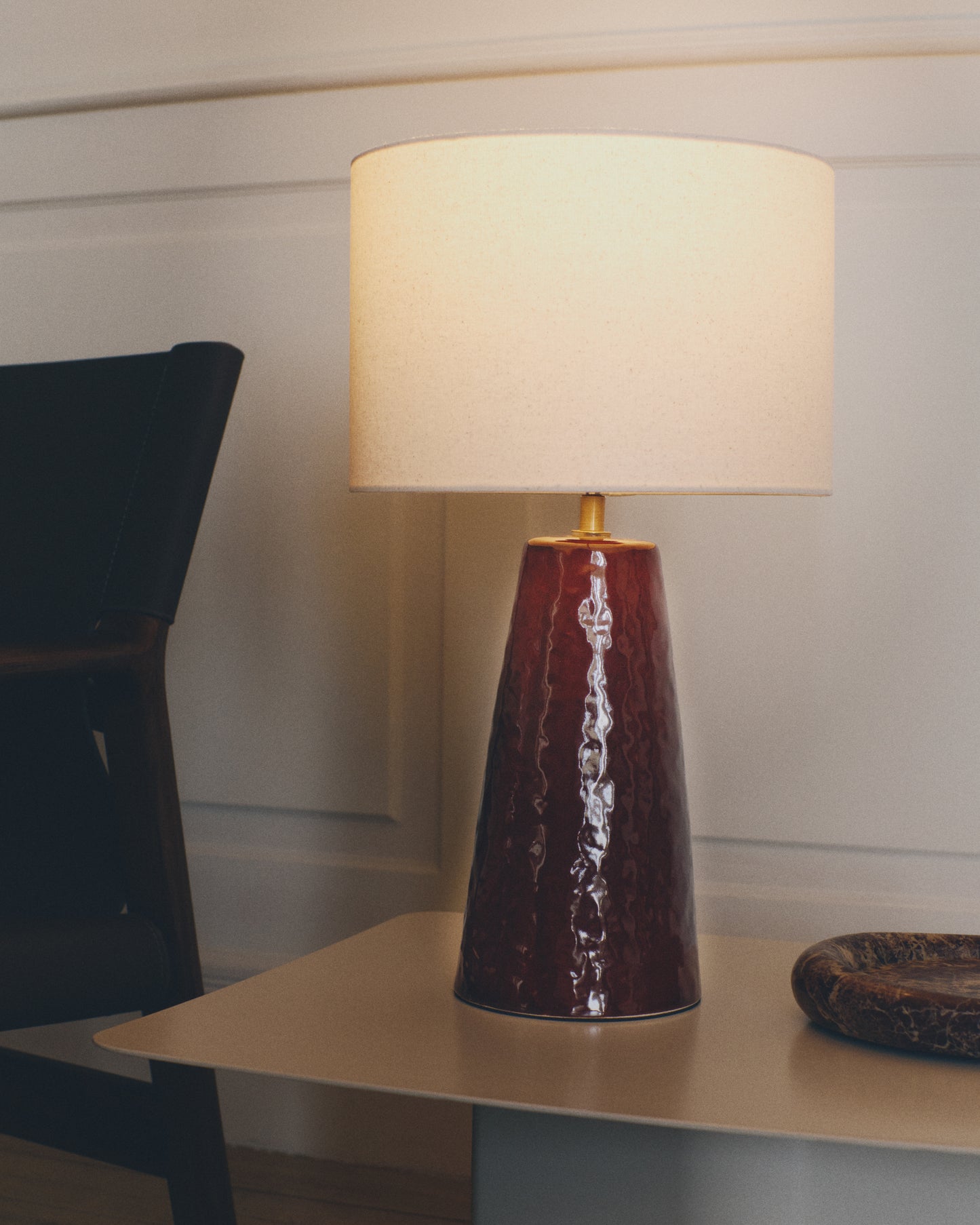Lampada da tavolo Drava in ceramica bordeaux con paralume in cotone