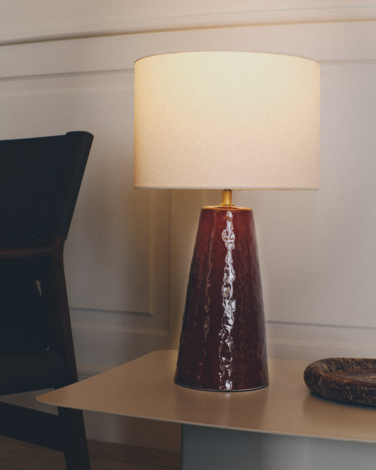 Lampada da tavolo Drava in ceramica bordeaux con paralume in cotone