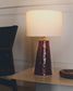 Lampada da tavolo Drava in ceramica bordeaux con paralume in cotone