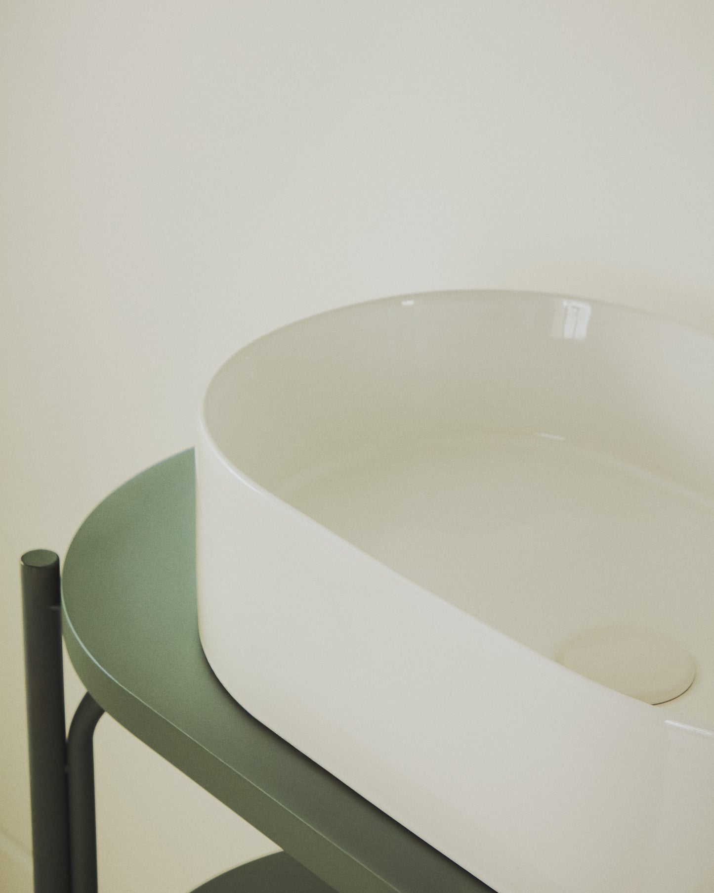 Lavabo da appoggio Ovara in ceramica bianca smaltata 50 x 31 cm