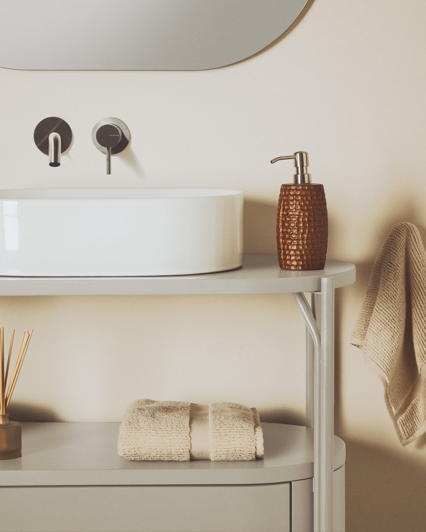 Lavabo da appoggio Ovara in ceramica bianca smaltata 50 x 31 cm