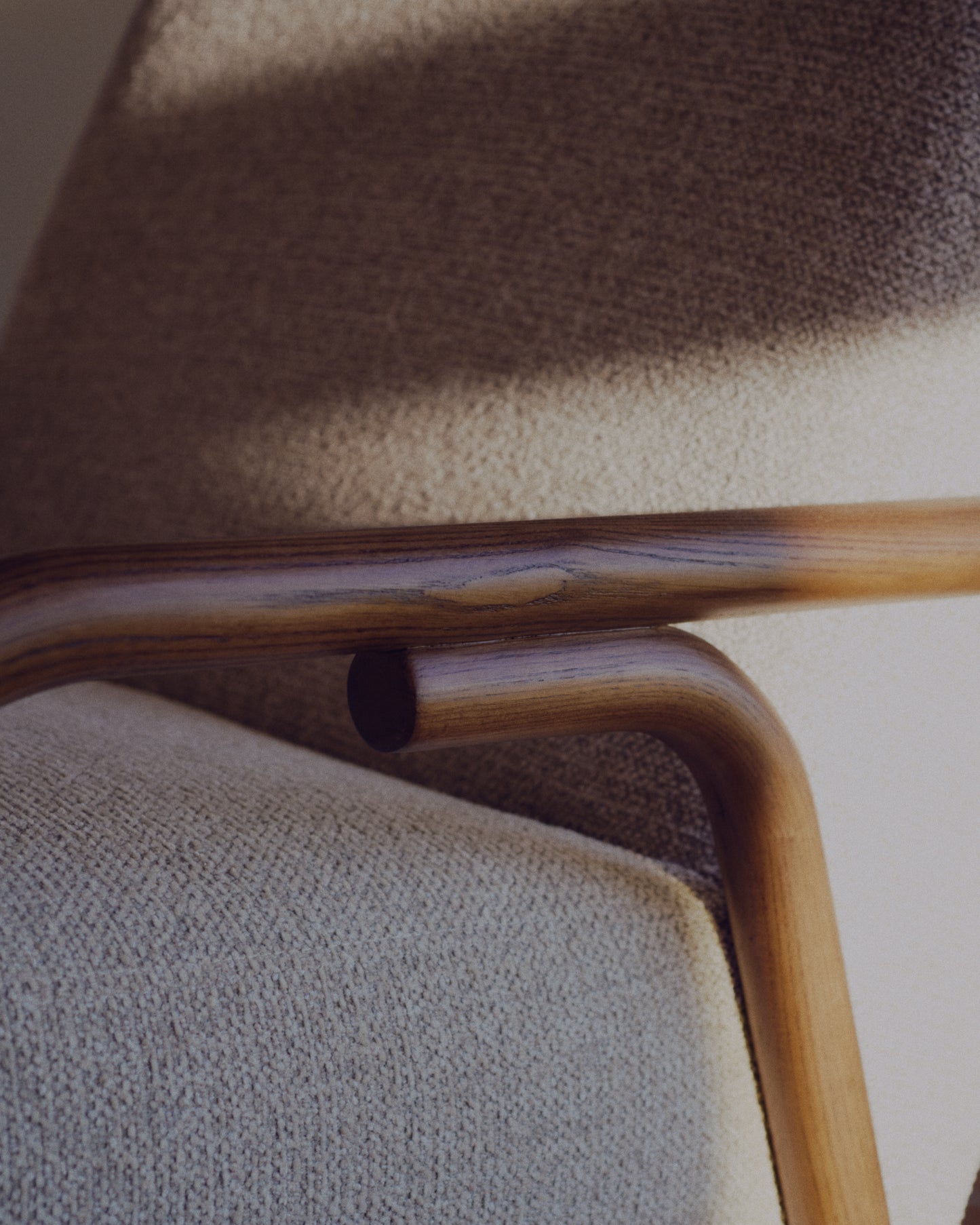 Poltrona Sylo in ciniglia beige e legno massiccio di frassino con finitura color noce