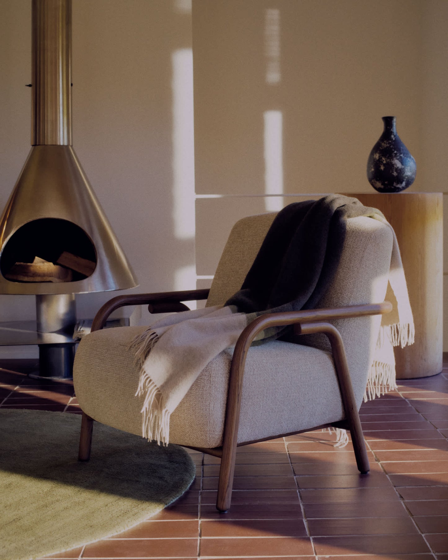 Poltrona Sylo in ciniglia beige e legno massiccio di frassino con finitura color noce