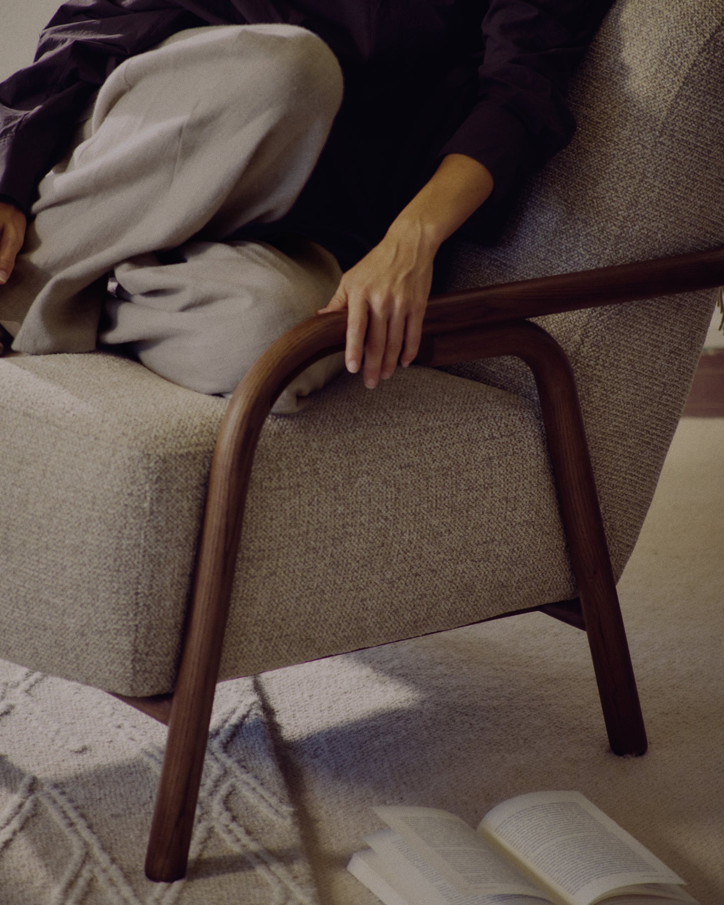 Poltrona Sylo in ciniglia beige e legno massiccio di frassino con finitura color noce