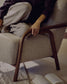 Poltrona Sylo in ciniglia beige e legno massiccio di frassino con finitura color noce
