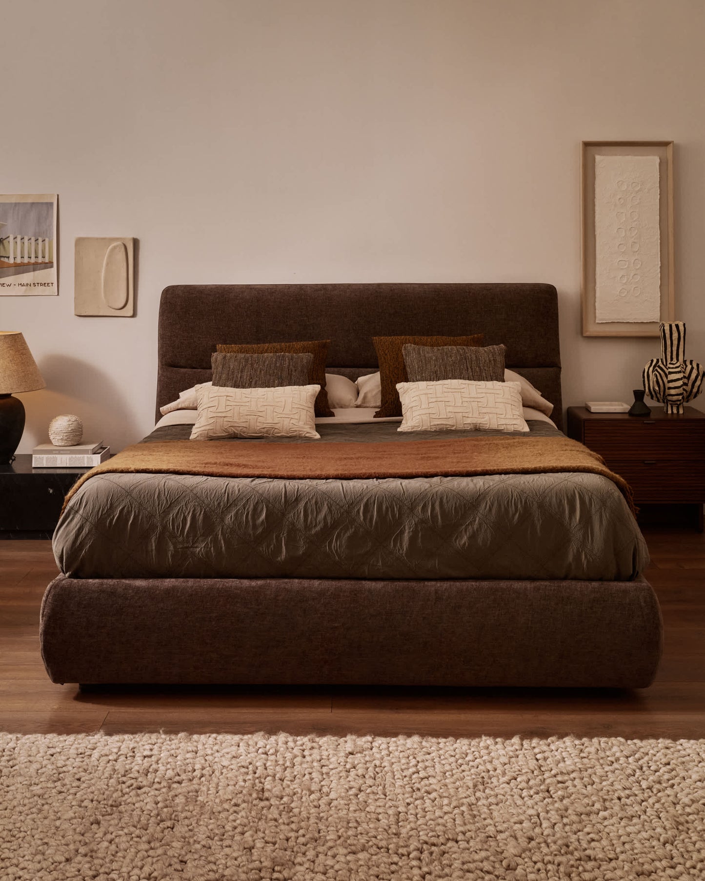 Letto sfoderabile Dafra in ciniglia marrone scuro con contenitore apribile per materasso 160 x 200 cm