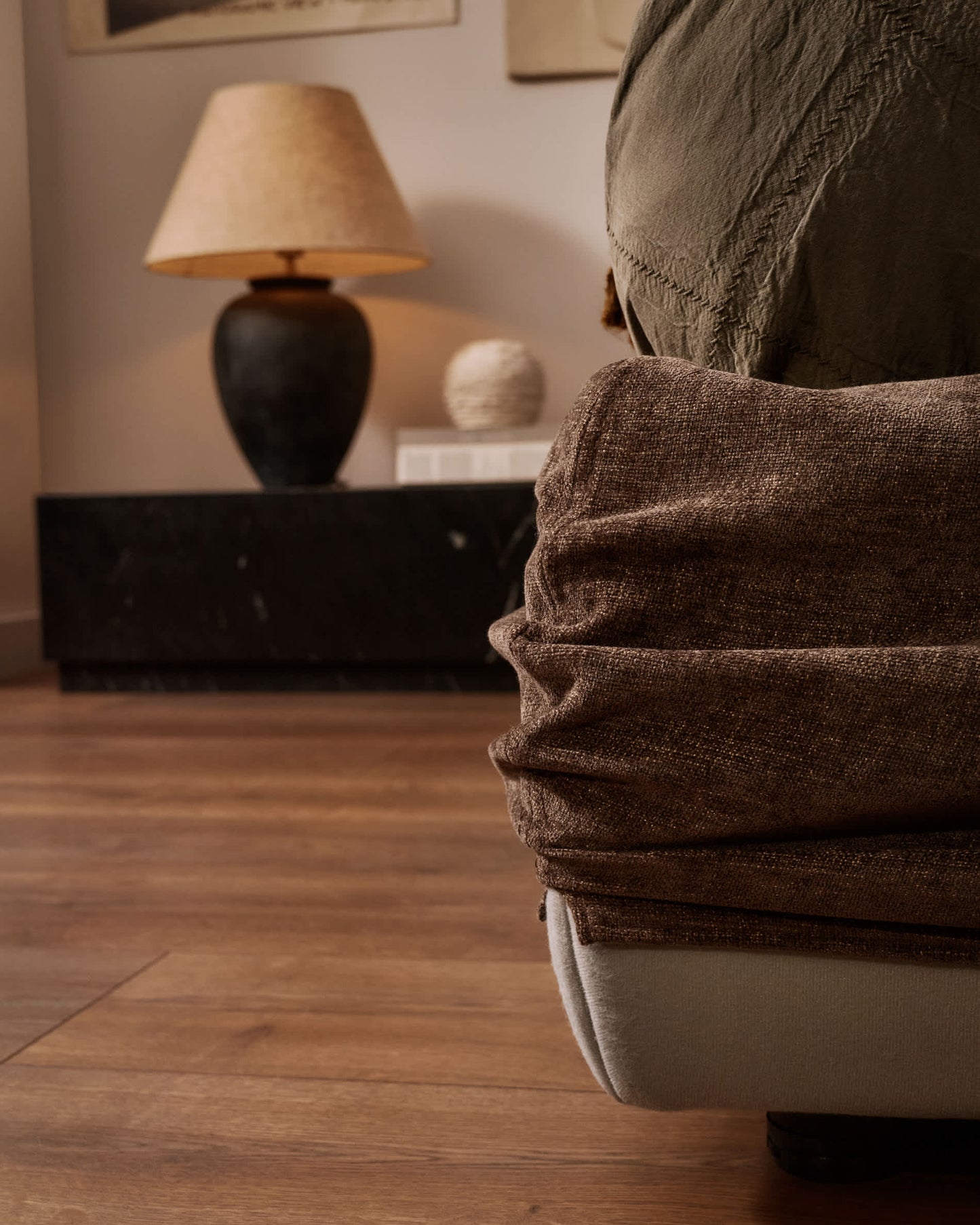 Letto sfoderabile Dafra in ciniglia marrone scuro con contenitore apribile per materasso 160 x 200 cm