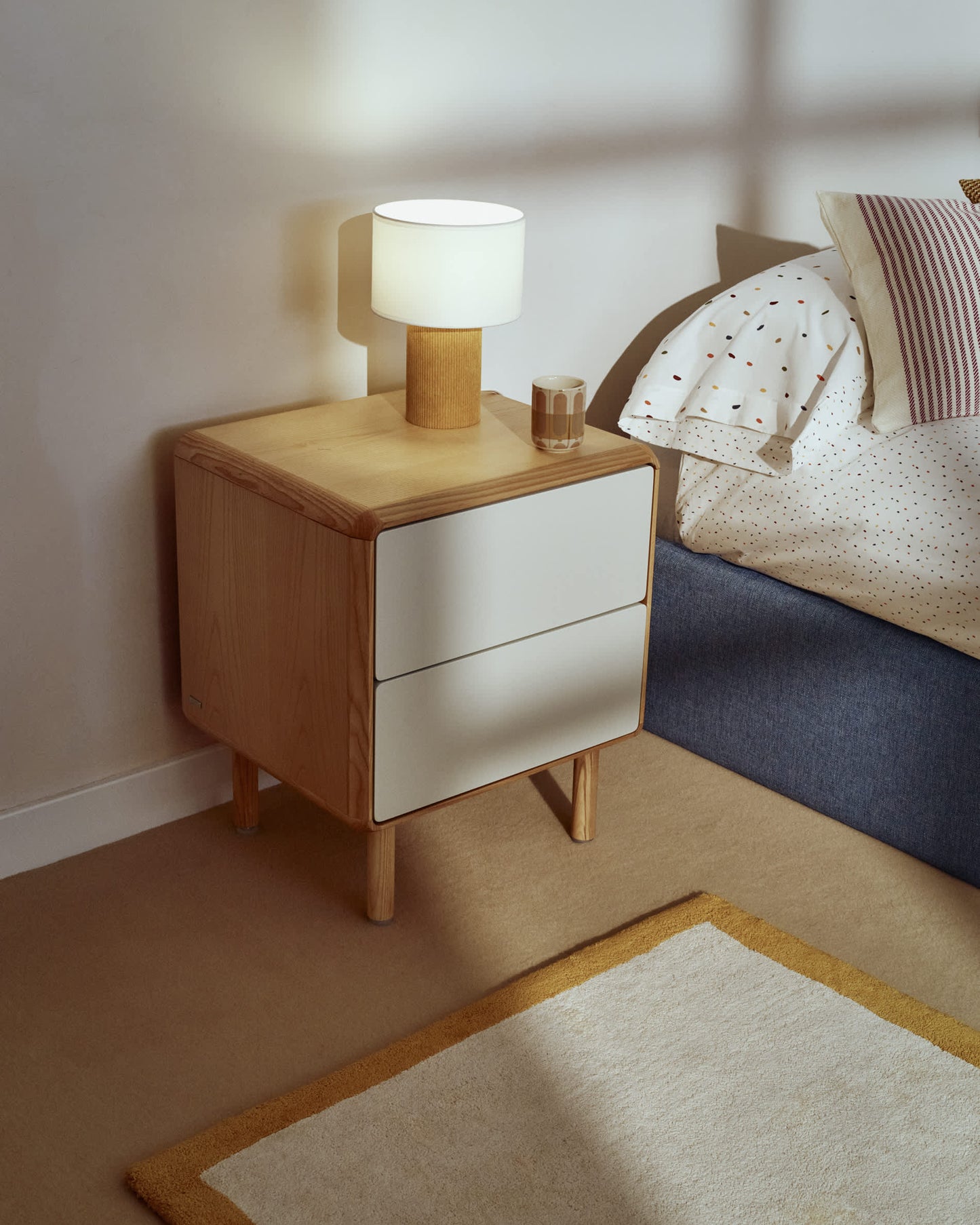 Comodino Anielle in legno massello e impiallacciato frassino 50 x 58,4 cm
