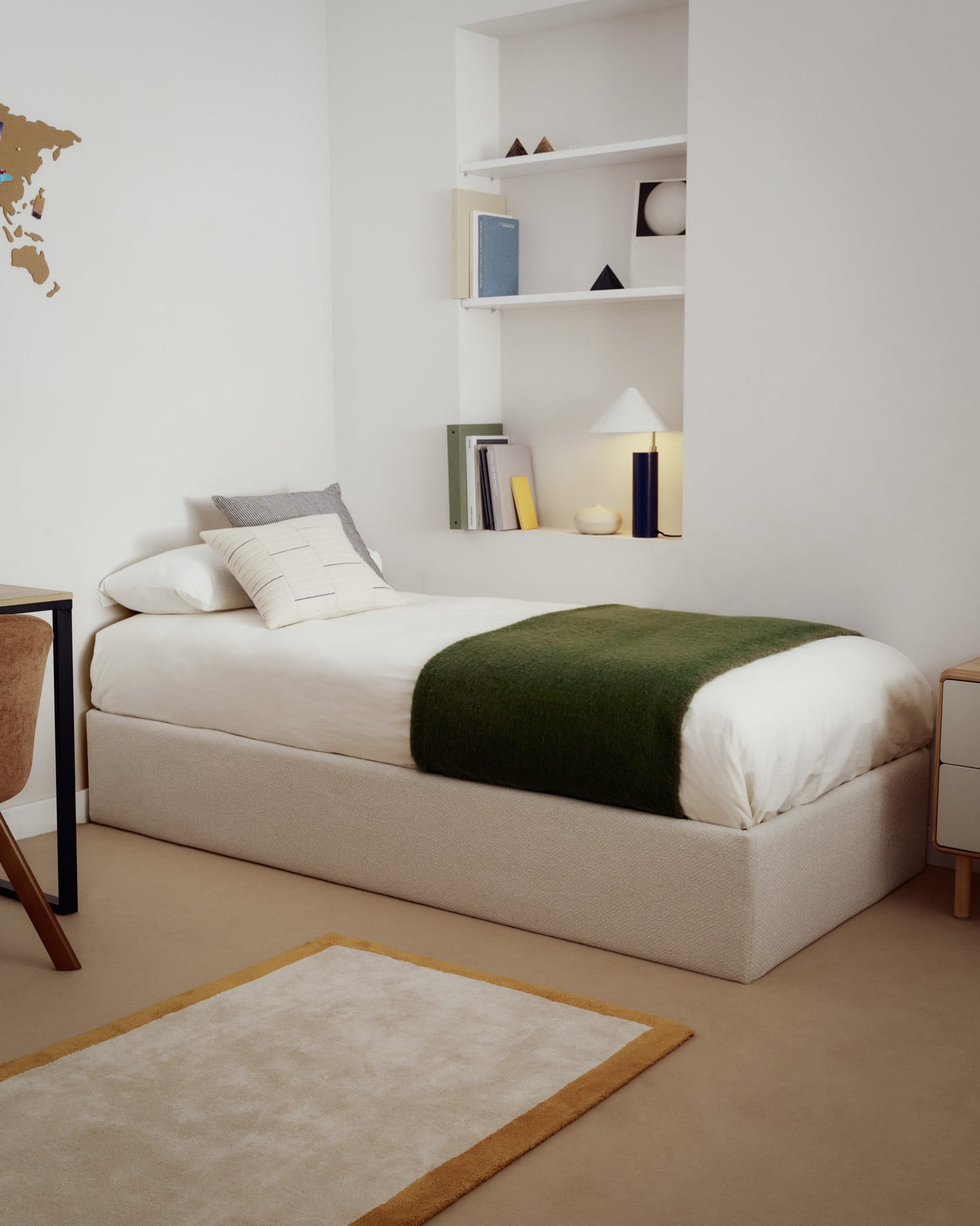 Letto contenitore sfoderabile con apertura laterale Nelzi in ciniglia écru per materasso da 90 x 200 cm