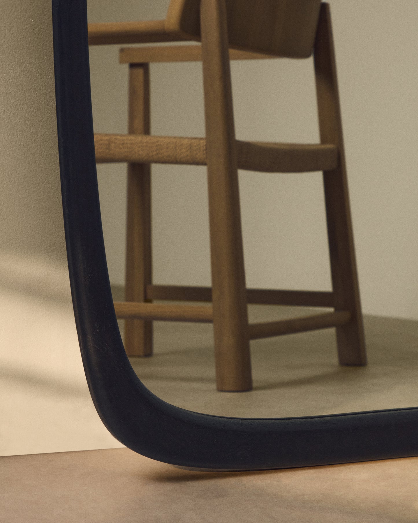 Specchio Alura in legno di teak nero 94,5 x 192 cm
