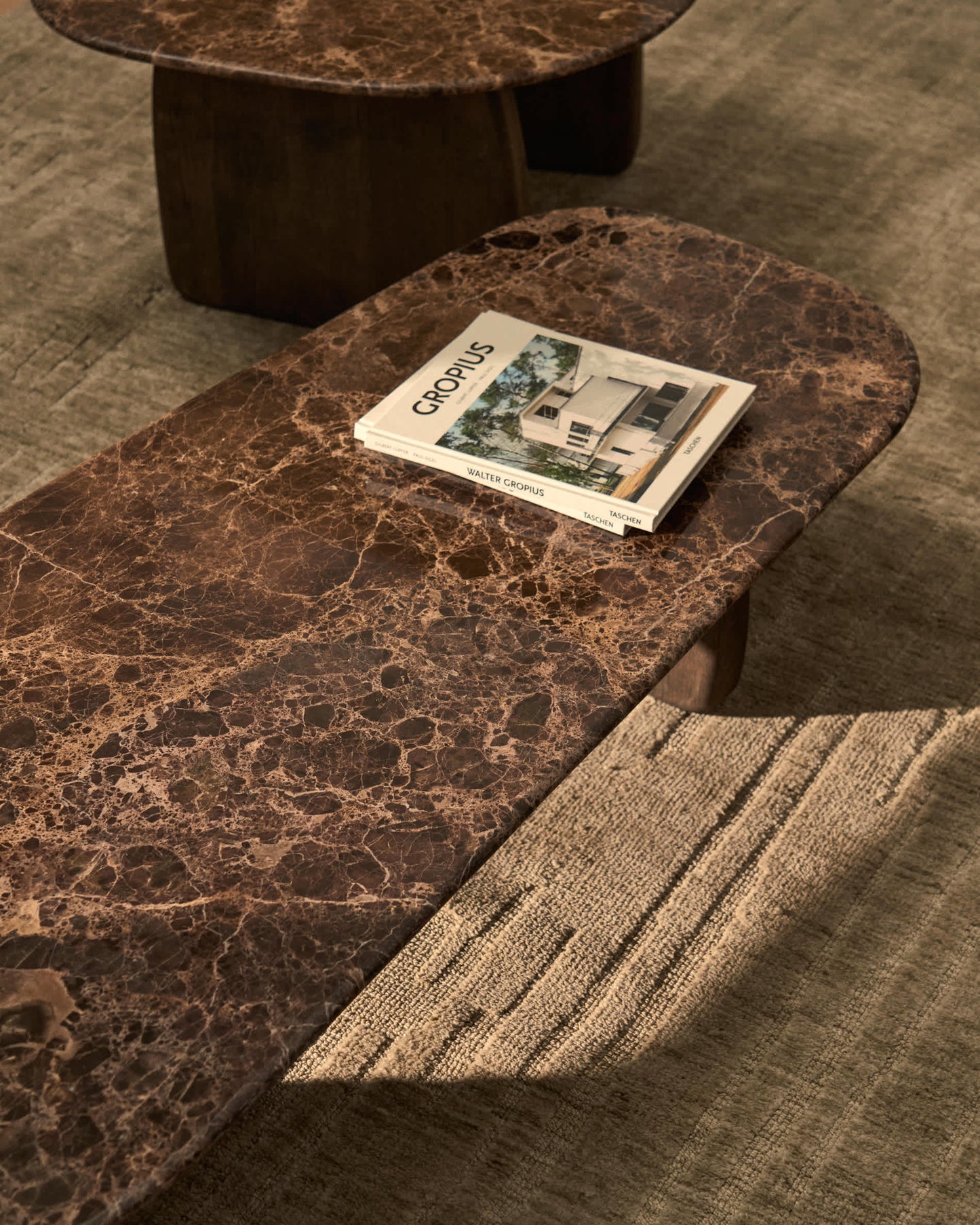 Tavolino da salotto Pirita in marmo marrone e gambe in rovere massiccio con finitura scura 147 x 65 cm FSC 100%