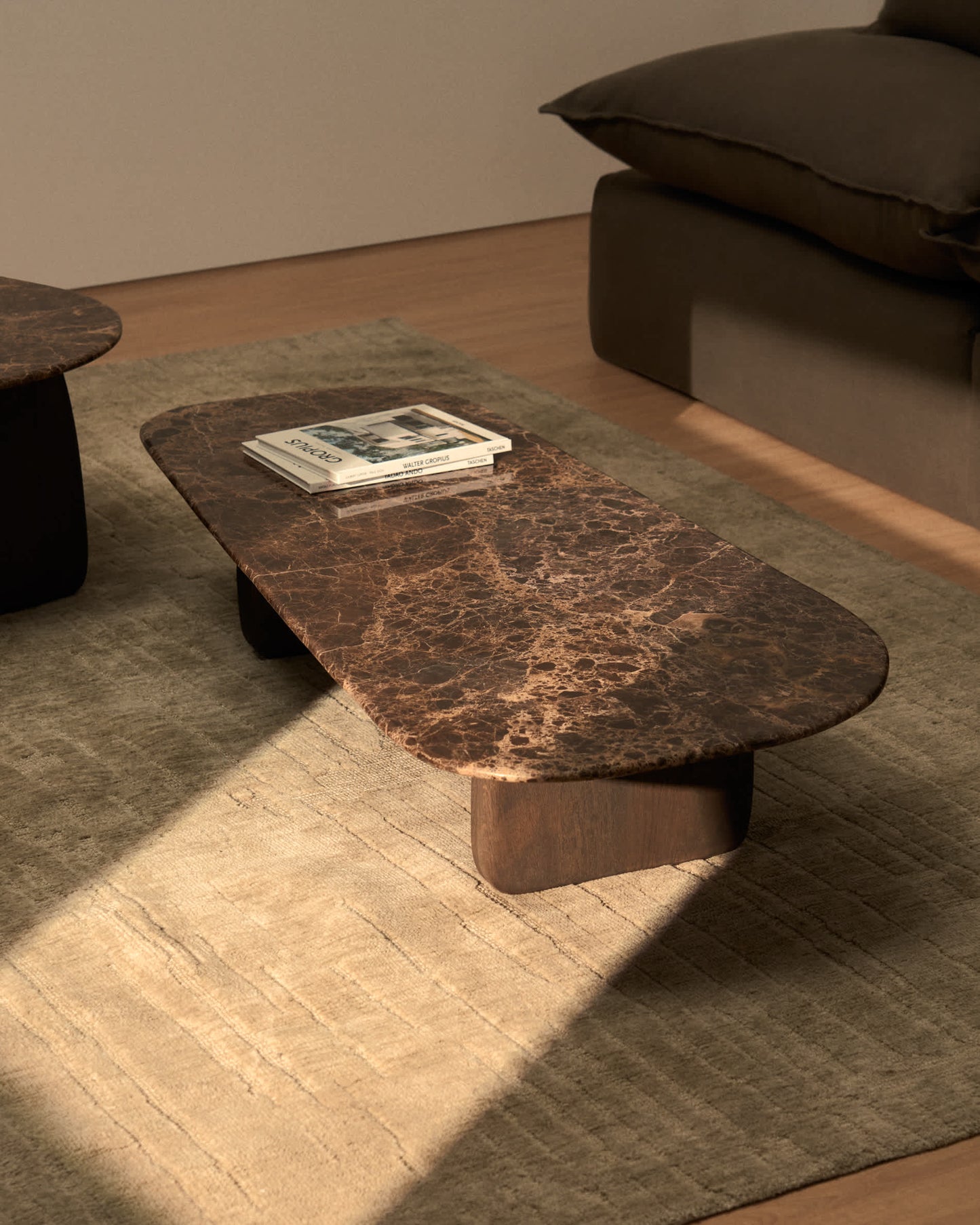 Tavolino da salotto Pirita in marmo marrone e gambe in rovere massiccio con finitura scura 147 x 65 cm FSC 100%