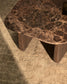 Tavolino da appoggio Pirita in marmo marrone e gambe in rovere massiccio con finitura scura 71 x 70 cm FSC 100%
