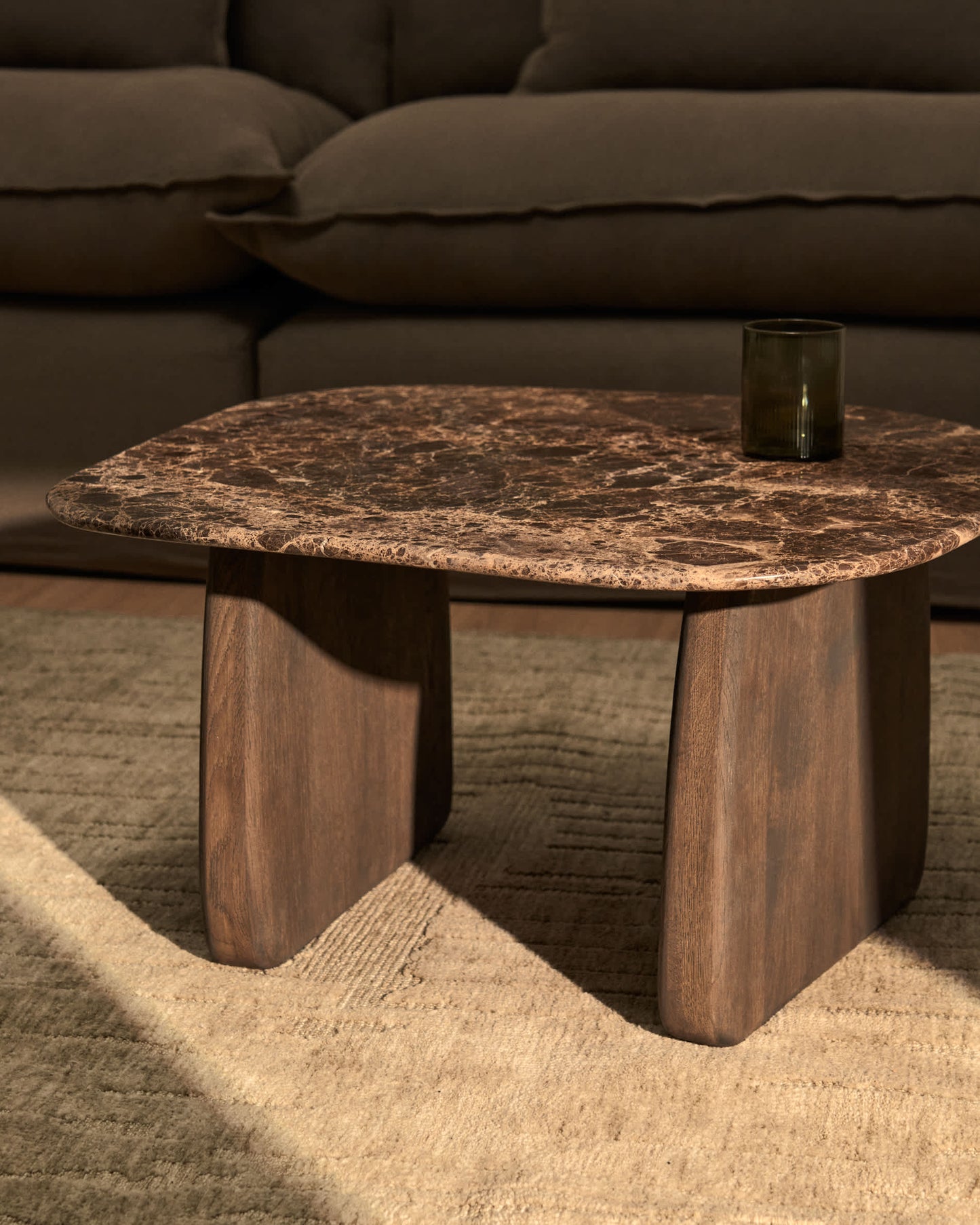 Tavolino da appoggio Pirita in marmo marrone e gambe in rovere massiccio con finitura scura 71 x 70 cm FSC 100%