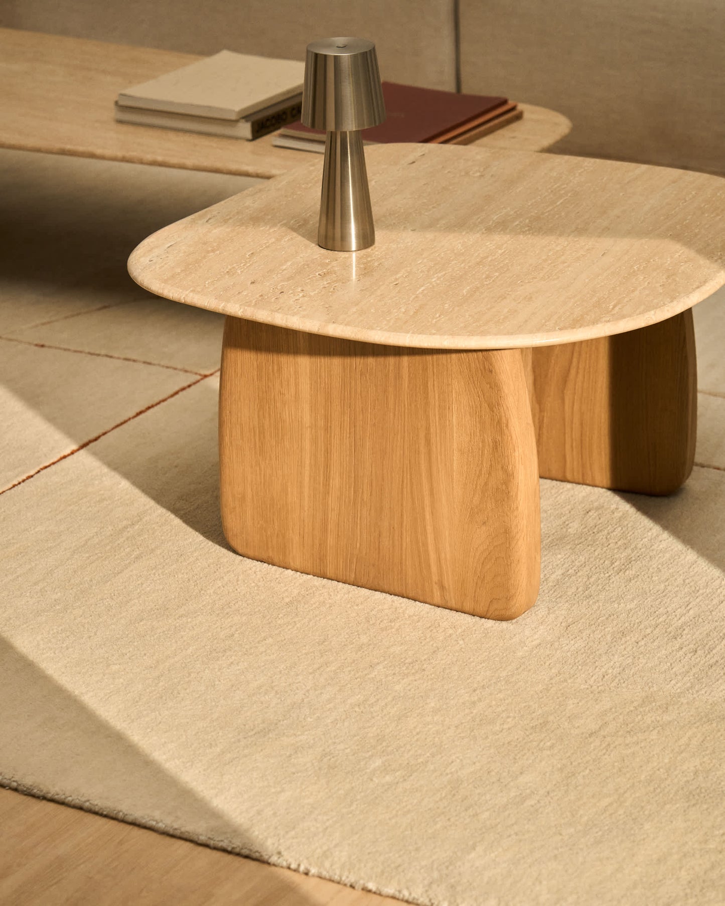 Tavolino da appoggio Pirita in travertino beige e gambe in rovere massiccio con finitura naturale 71 x 70 cm FSC 100%