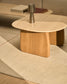 Tavolino da appoggio Pirita in travertino beige e gambe in rovere massiccio con finitura naturale 71 x 70 cm FSC 100%