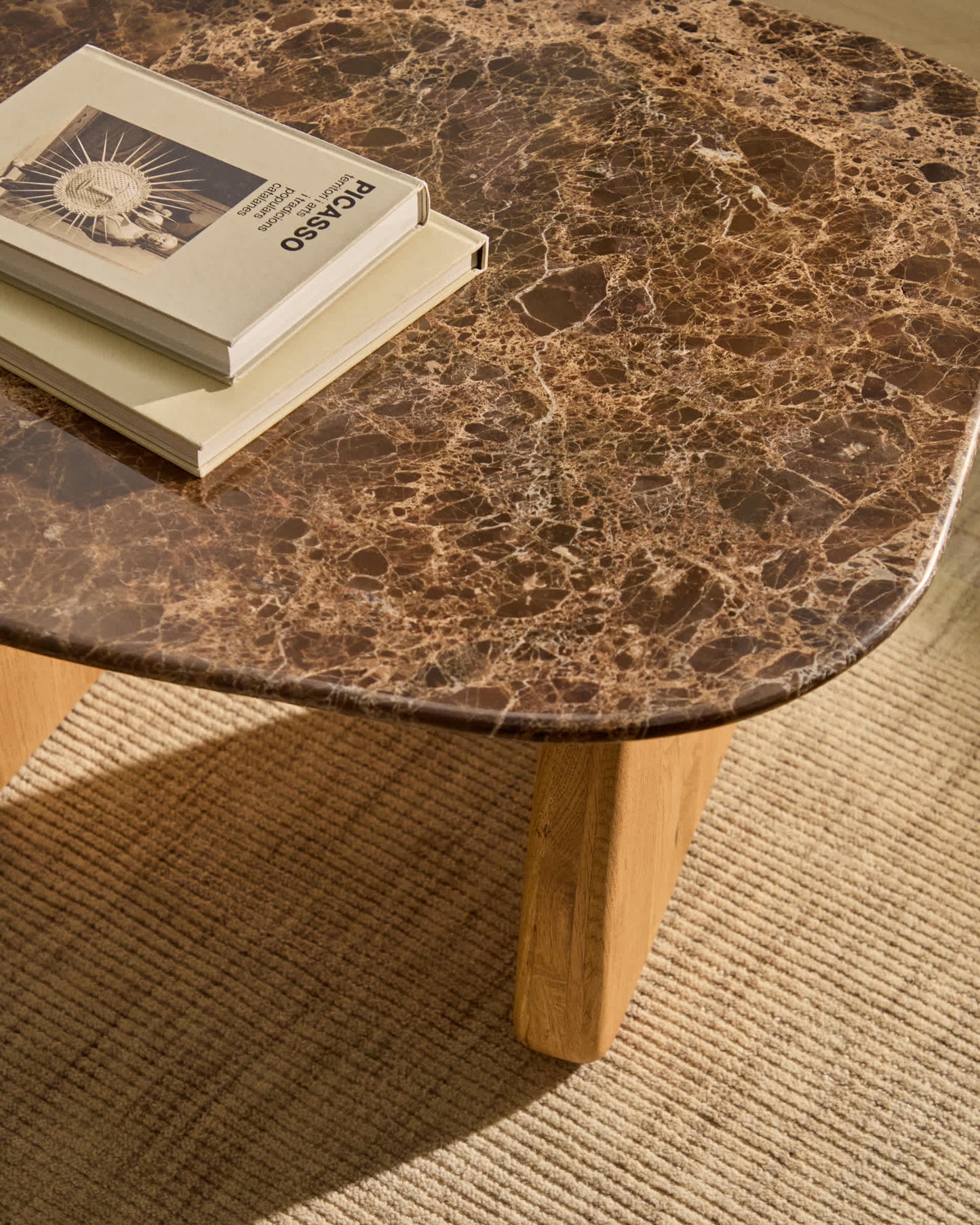 Tavolino da appoggio Pirita in marmo marrone e gambe in rovere massiccio con finitura in tonalità naturale 71 x 70 cm FSC 100%