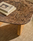 Tavolino da appoggio Pirita in marmo marrone e gambe in rovere massiccio con finitura in tonalità naturale 71 x 70 cm FSC 100%