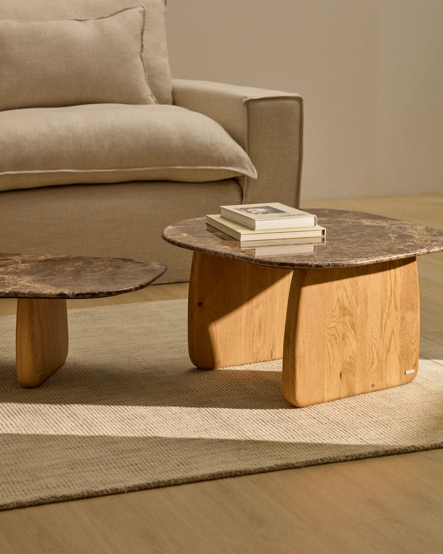 Tavolino da appoggio Pirita in marmo marrone e gambe in rovere massiccio con finitura in tonalità naturale 71 x 70 cm FSC 100%