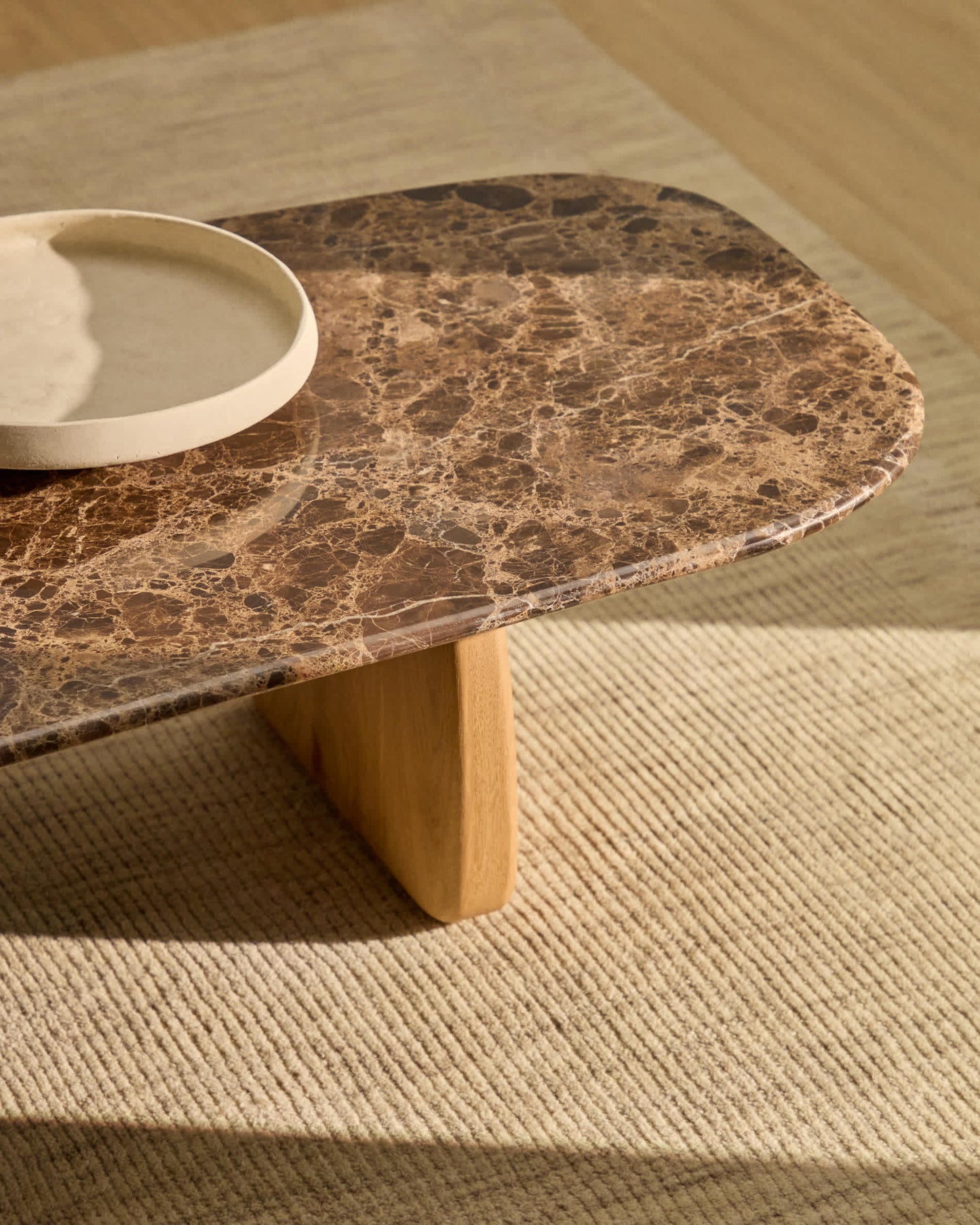 Tavolino da salotto Pirita in marmo marrone e gambe in rovere massiccio con finitura naturale 147 x 65 cm FSC 100%