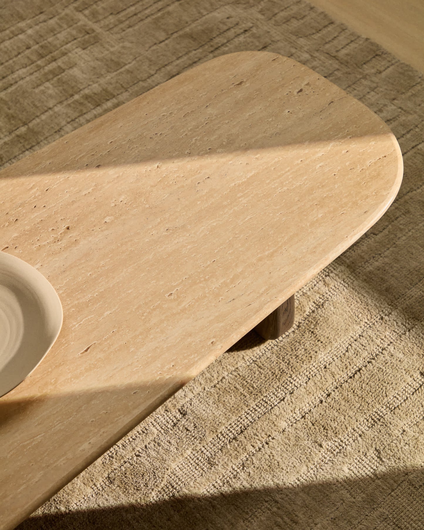 Tavolino da salotto Pirita in travertino beige e gambe in rovere massiccio con finitura scura 147 x 65 cm FSC 100%