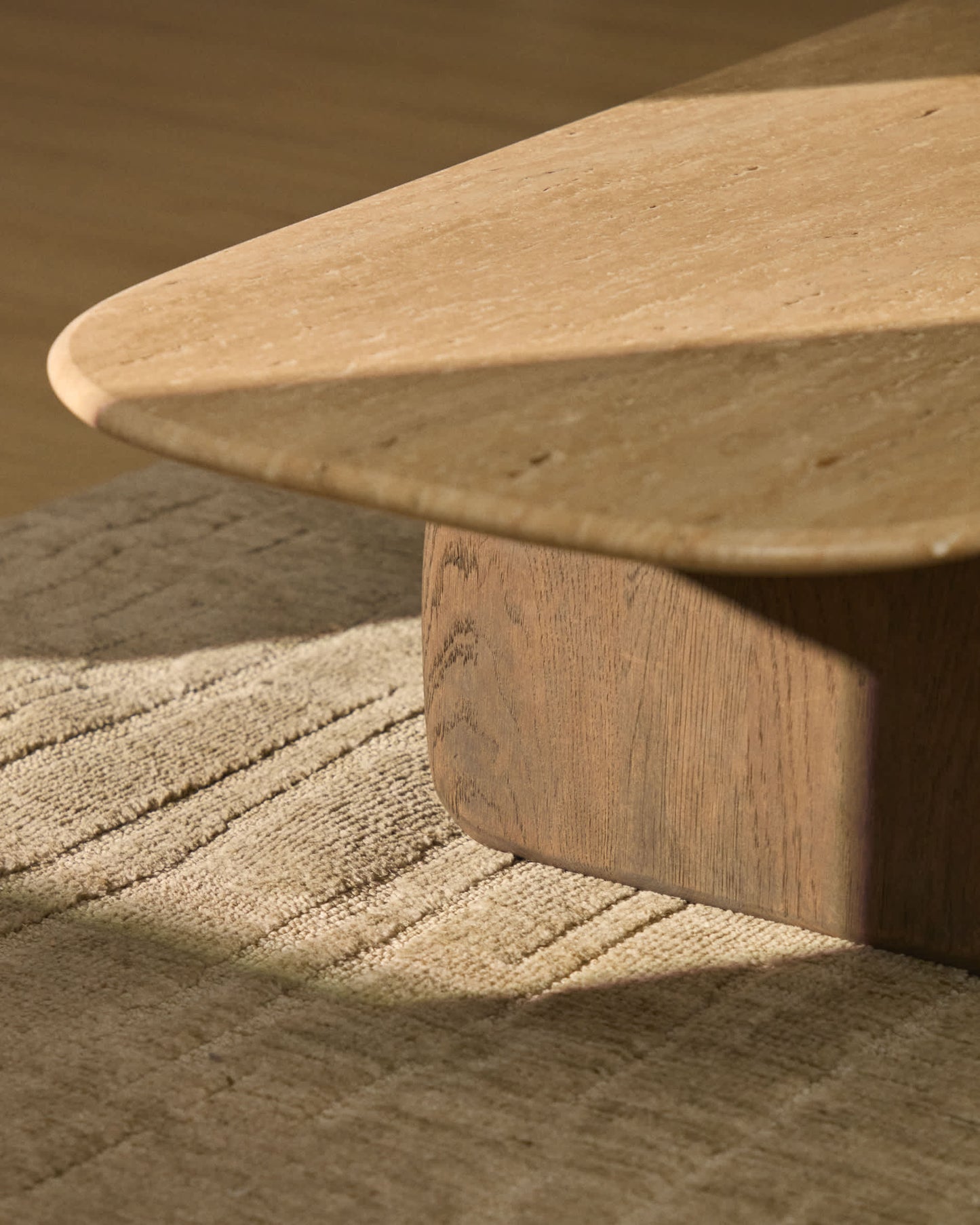 Tavolino da salotto Pirita in travertino beige e gambe in rovere massiccio con finitura scura 147 x 65 cm FSC 100%