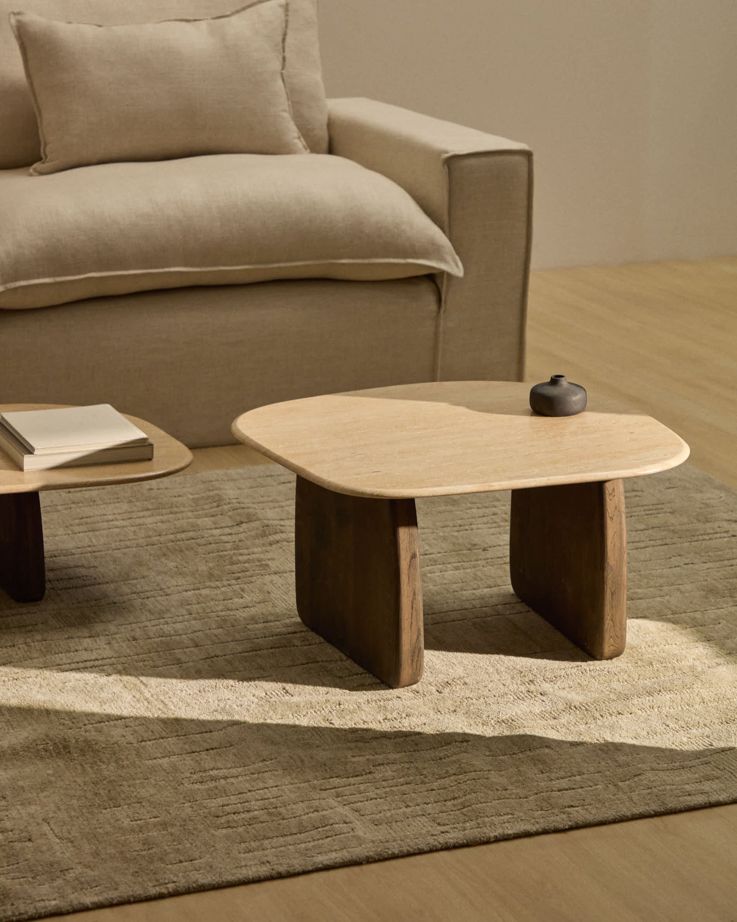 Tavolino da appoggio Pirita in travertino beige e gambe in rovere massiccio con finitura scura 71 x 70 cm FSC 100%