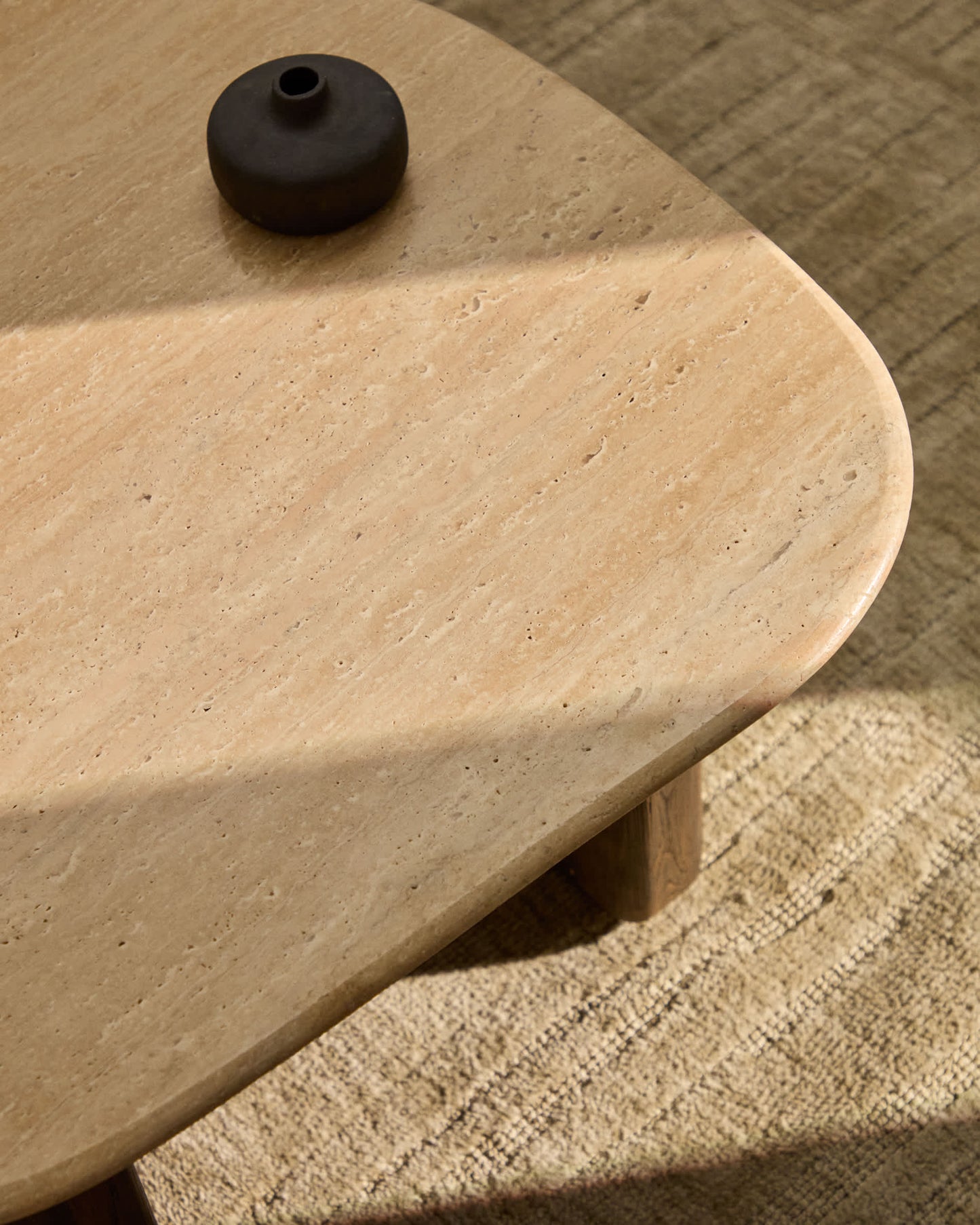 Tavolino da appoggio Pirita in travertino beige e gambe in rovere massiccio con finitura scura 71 x 70 cm FSC 100%