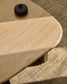 Tavolino da appoggio Pirita in travertino beige e gambe in rovere massiccio con finitura scura 71 x 70 cm FSC 100%