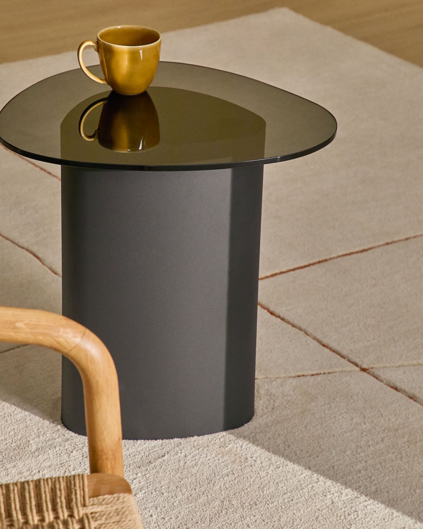 Tavolino Olir in vetro temperato e acciaio nero 48 x 46,8 cm