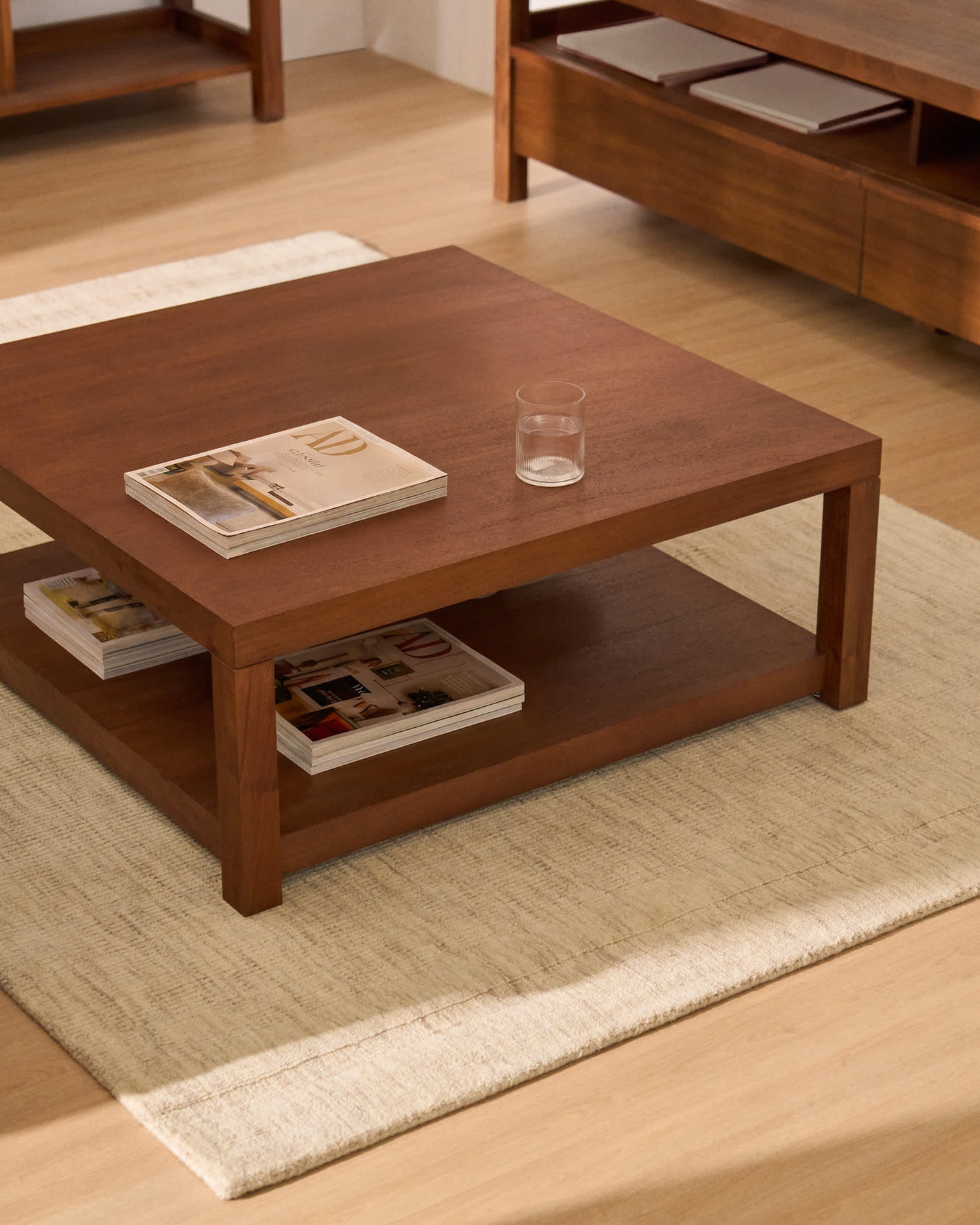 Tavolino da appoggio Norani in legno massiccio e impiallacciatura di acacia 90 x 90 cm