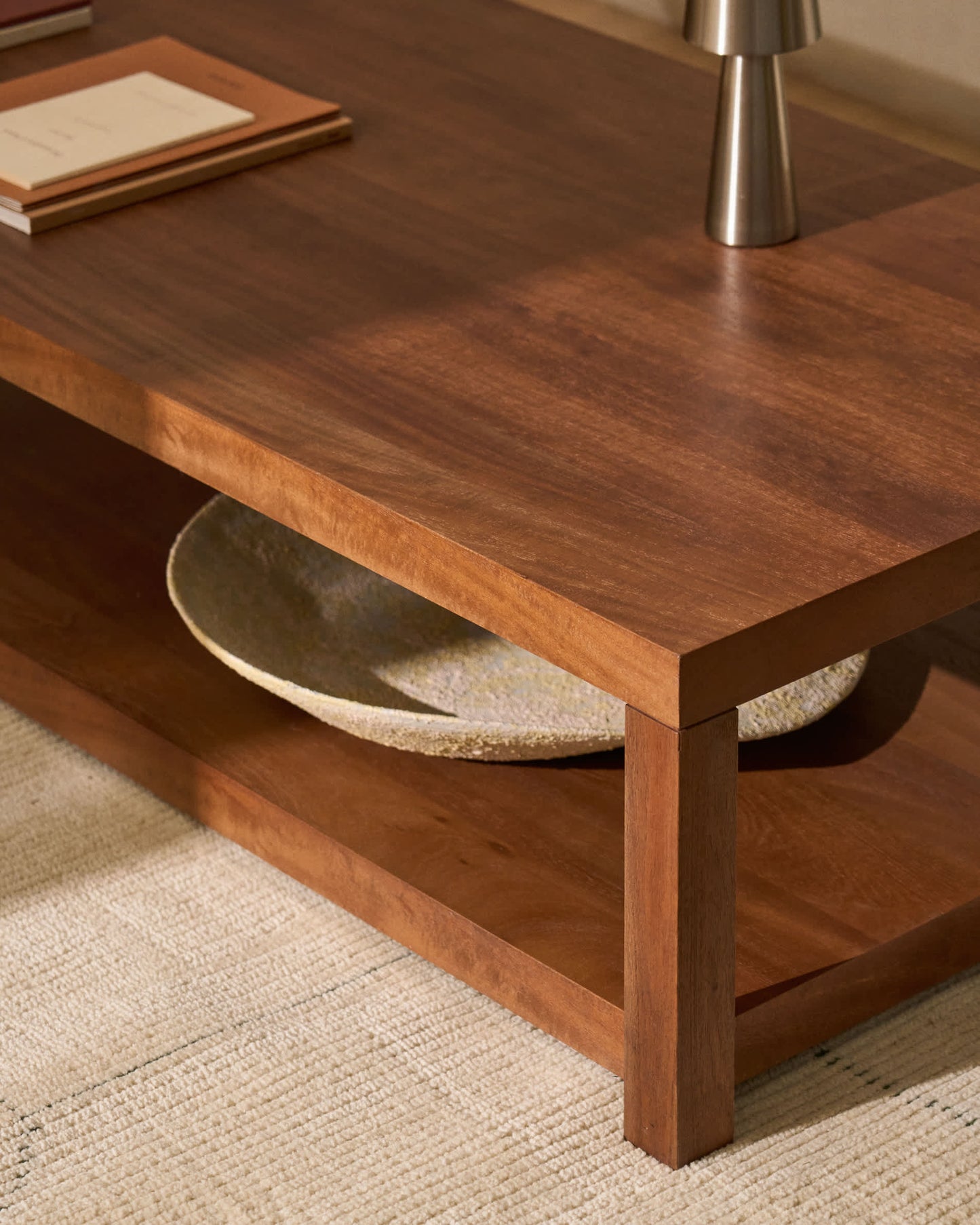 Tavolino da salotto Norani in legno massiccio e impiallacciatura di acacia 150 x 70 cm