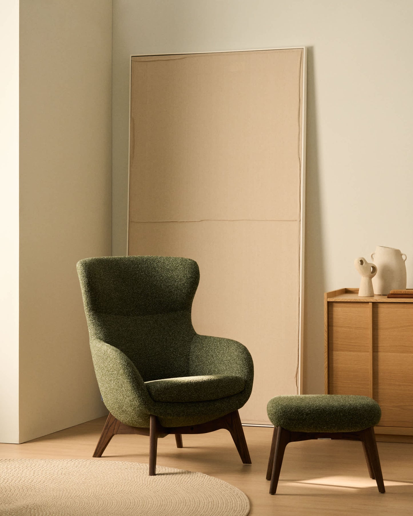 Poggiapiedi Adiran in ciniglia spessa verde muschio con gambe in legno massiccio di rovere con finitura noce
