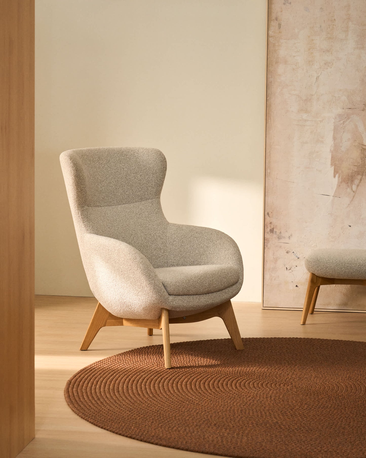 Poltrona Adiran in ciniglia spessa beige con gambe in legno massiccio di rovere con finitura noce