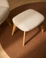 Poggiapiedi Adiran in ciniglia spessa beige con gambe in legno massiccio di rovere con finitura naturale