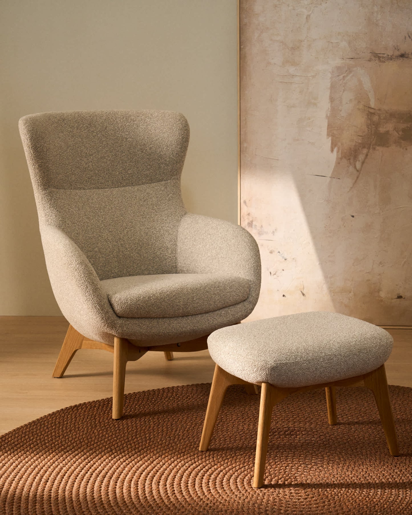 Poltrona Adiran in ciniglia spessa beige con gambe in legno massiccio di rovere con finitura noce