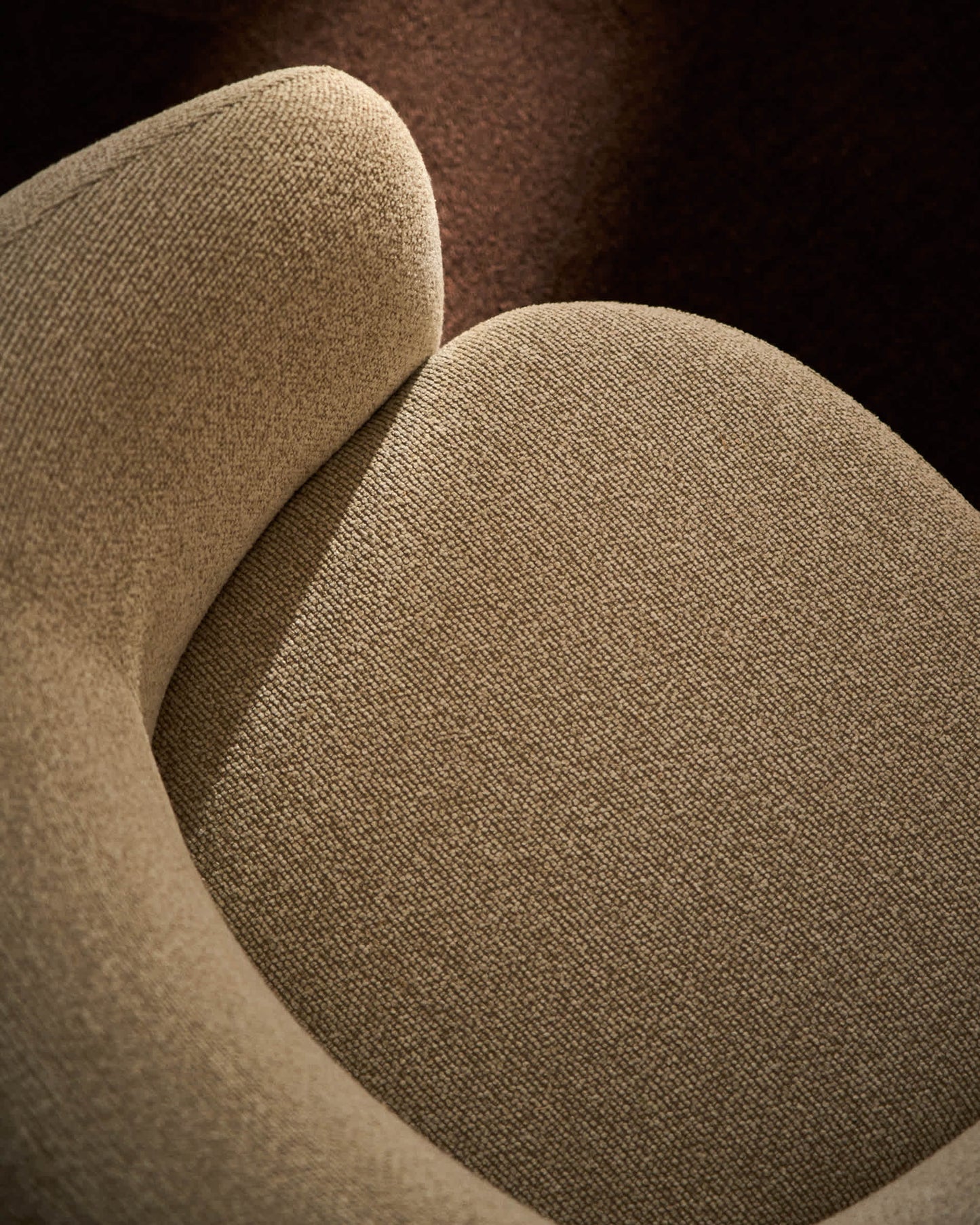 Poltrona girevole Odenia in micro bouclé beige