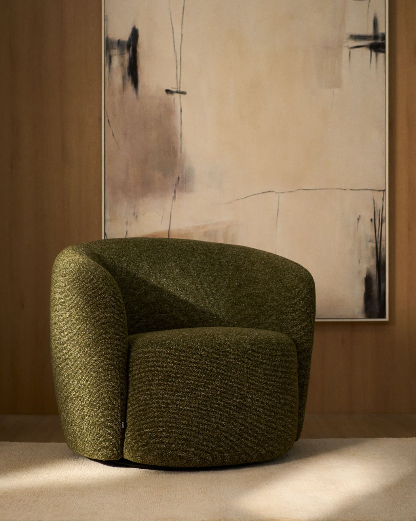 Poltrona girevole Odenia in micro bouclé verde oliva
