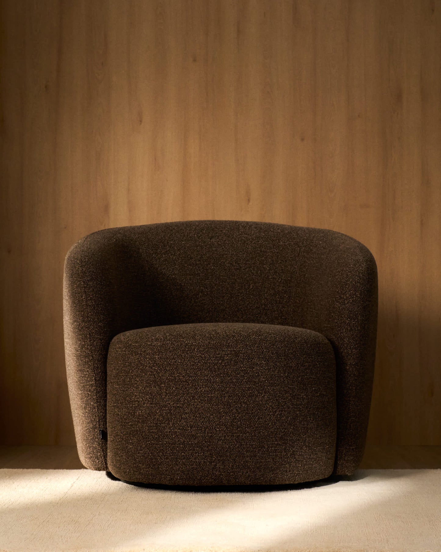 Poltrona girevole Odenia in micro bouclé marrone
