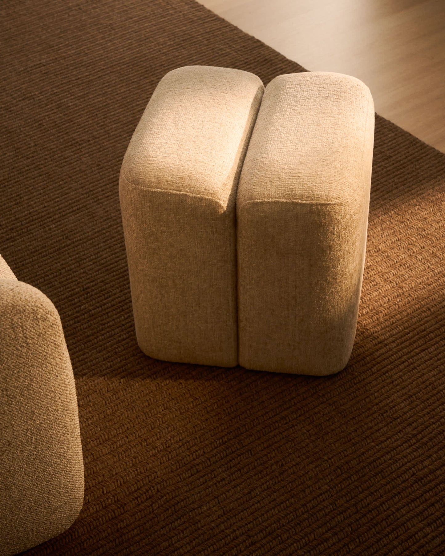 Poggiapiedi Nedilo quadrato in ciniglia beige FSC Mix Credit
