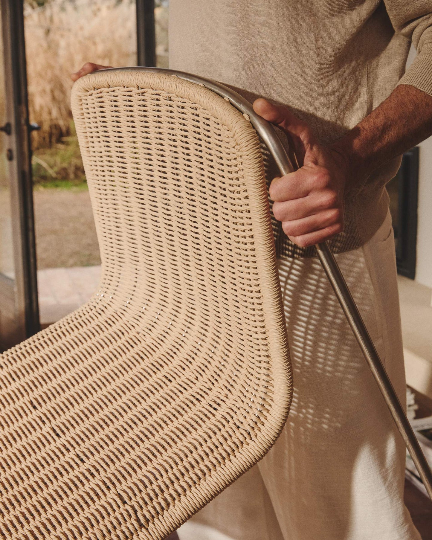 Sedia impilabile Tavari in corda sintetica beige e acciaio inox spazzolato