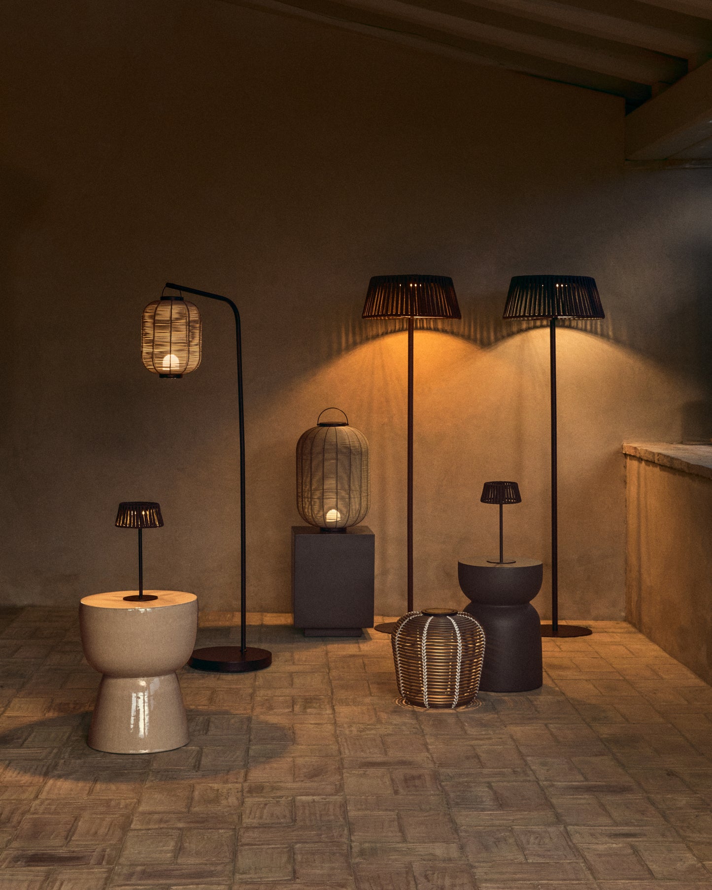 Lampada da tavolo solare per esterni Aldet in corda piatta con base in metallo beige