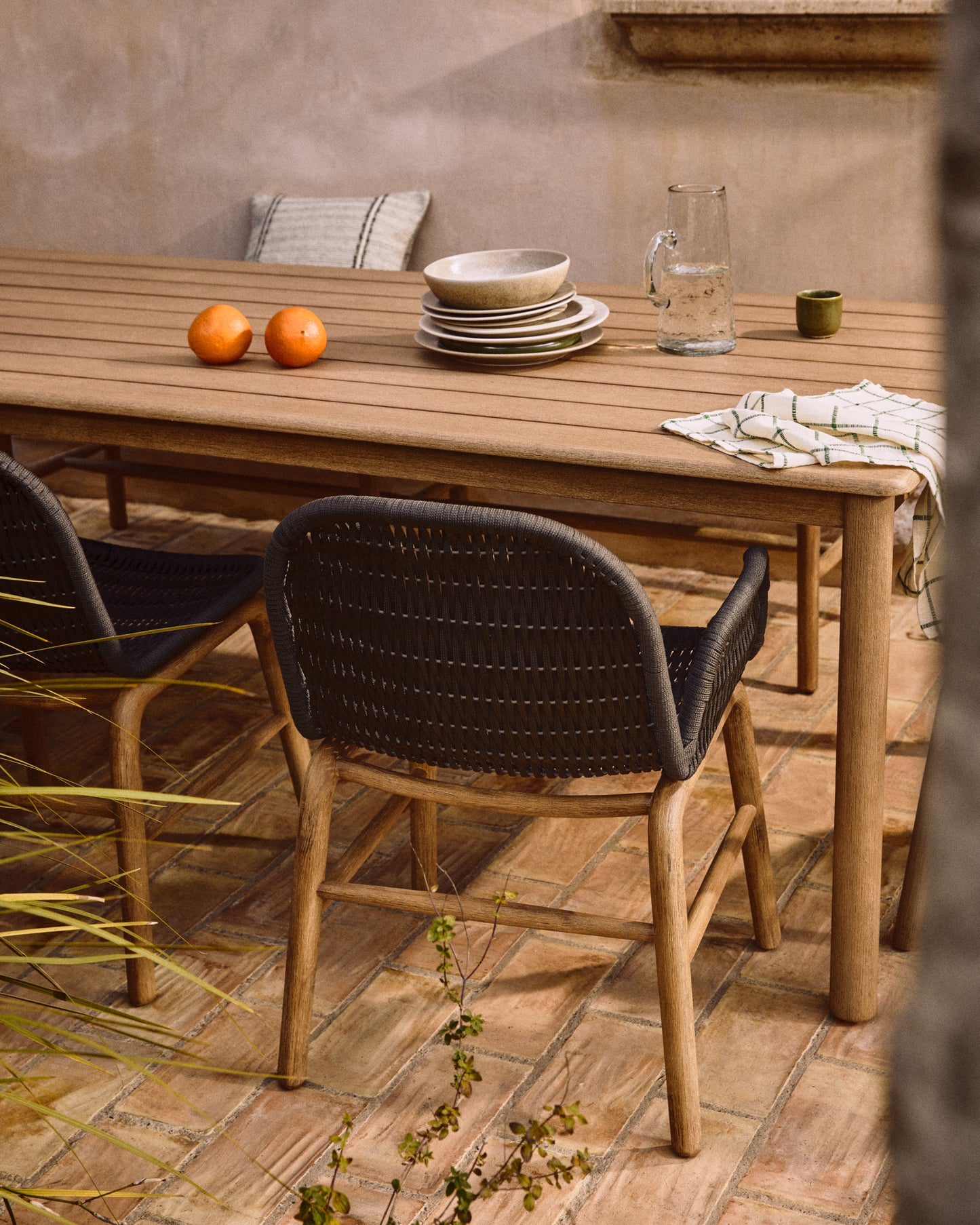 Sedia Alipa con braccioli in legno massiccio di acacia e corda grigio scuro