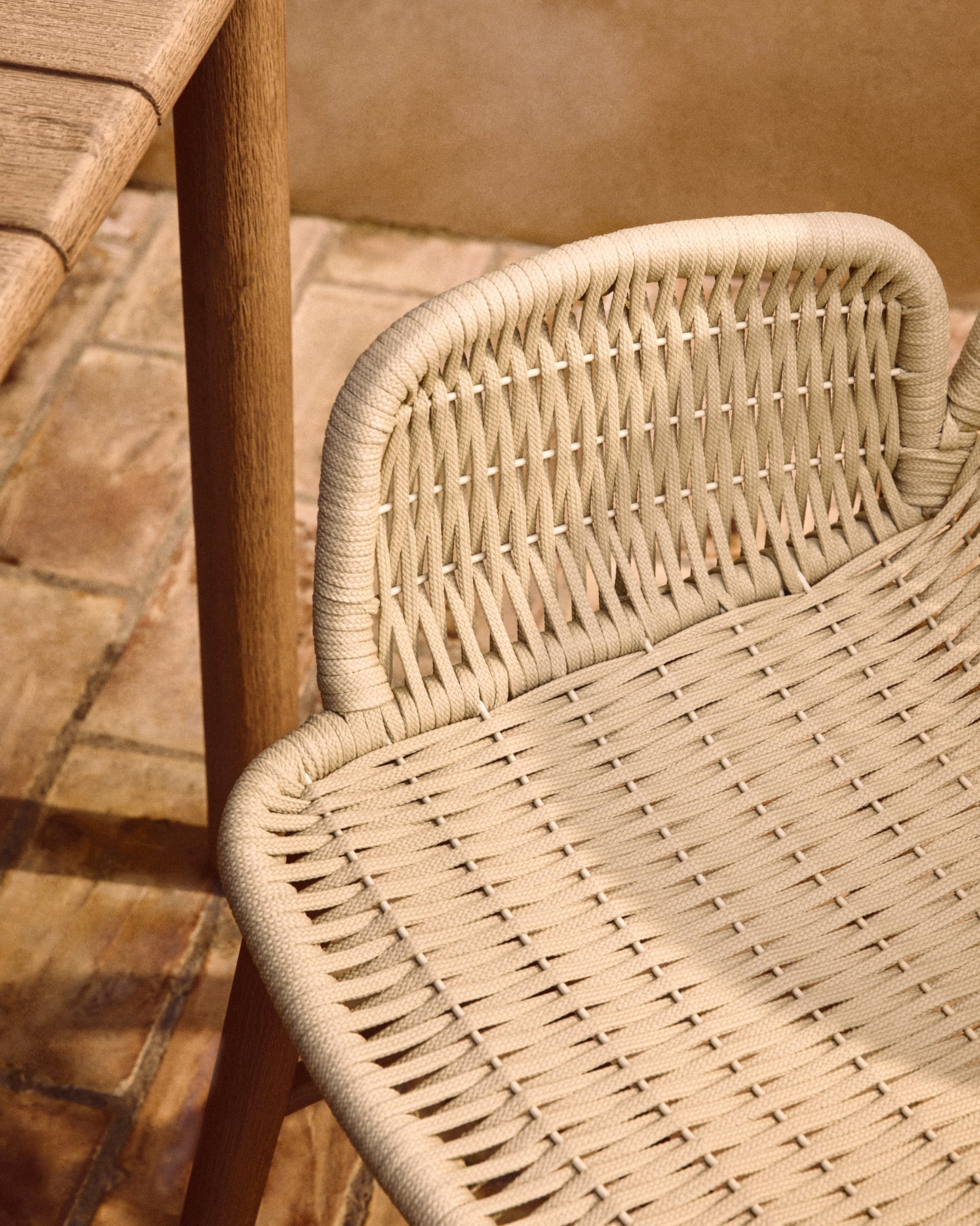 Sedia Alipa con braccioli in legno massiccio di acacia e corda ecru